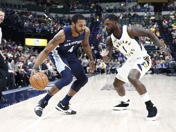 Myke Henry (d), de los Grizzlies, disputa el balón durante el encuentro. AFP/A. Lyons