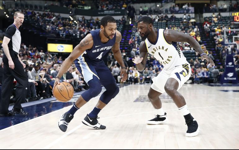 Myke Henry (d), de los Grizzlies, disputa el balón durante el encuentro. AFP/A. Lyons