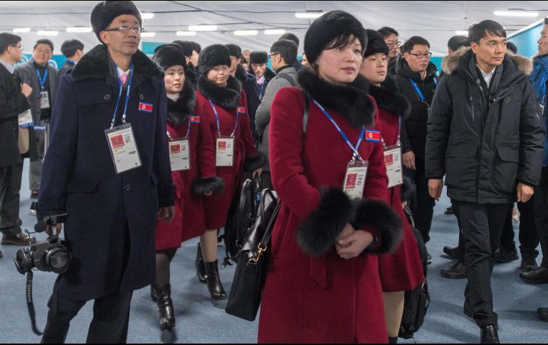 Integrantes de la delegación de Corea del Norte de 32 personas, incluyendo 10 atletas, llegan a la Villa Olímpica en Gangneung, Corea del Sur, previo a los Juegos Olímpicos de Invierno de Pyeongchang. AFP/F. Marit