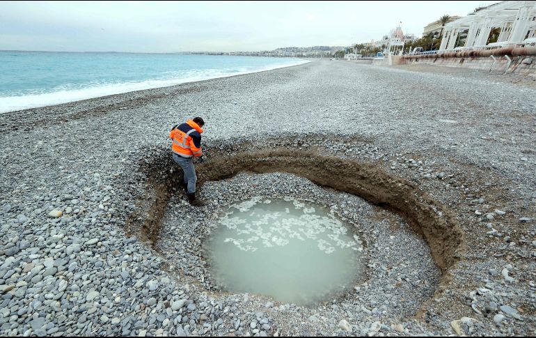 Un cráter de dos metros de profundidad y cinco metros de ancho se formó en la playa de Lido, en la ciudad francesa de Niza. AFP/V. Hache