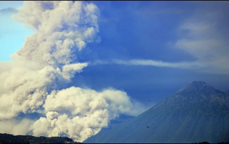 El volcán Fuego volcano (i) arroja ceniza junto al volcán Acatenango, vistos desde Ciudad de Guatemala. AFP/J. Ordonez