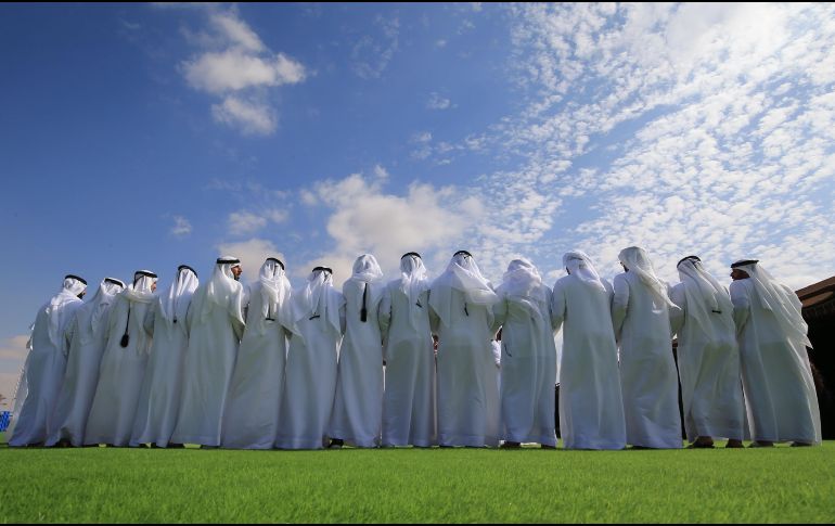 Asistentes a un festival de camellos se ven en el complejo de carreras al-Ain, ubicado a las afueras de Abu Dhabi, en Emiratos Árabes Unidos. AFP/K. Sahib