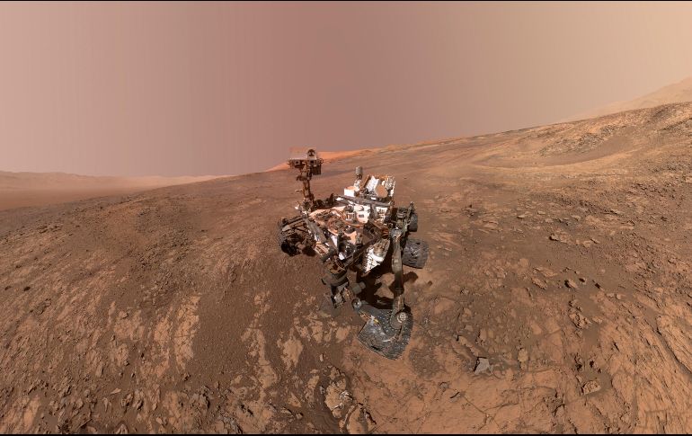 En la imagen se muestra, detrás del rover, el comienzo de una pendiente rica en arcilla, la cual será explorada por el vehículo. AP / NASA/JPL-Caltech/MSSS