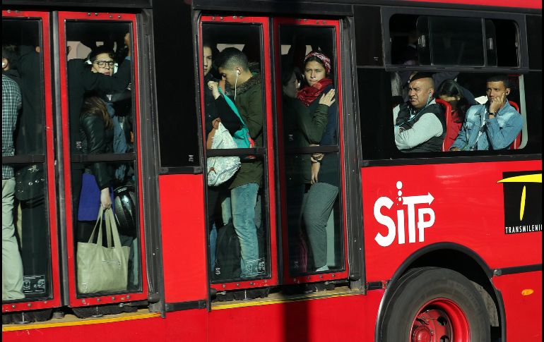 Entre los vehículos que sí pueden circular están el transporte público y el transporte escolar. Se preveía un aumento de entre un 15 y 20 % la demanda de pasajeros en el sistema de transporte masivo de la ciudad, llamado Transmilenio. EFE/M. Dueñas