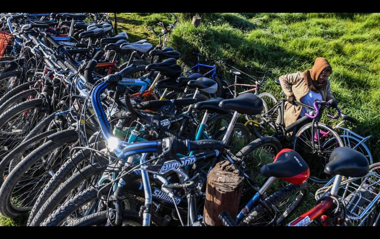 Una mujer trabaja en un área para estacionar bicicletas. AFP/L. Acosta