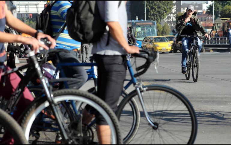 Ciclistas recorren las calles. Según el alcalde de Bogotá, Enrique Peñalosa, más del 80 % de los habitantes se movilizan a diario en transporte público o en bicicleta. EFE/M. Dueñas