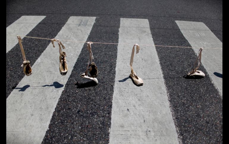Zapatillas de ballet cuelgan de una cuerda durante una protesta en contra de la decisión de reducir los apoyos a la compañía de ballet a cargo del gobierno. Alrededor de 80 trabajadores fueron despedidos por la medida de austeridad. AP/N. Pisarenko