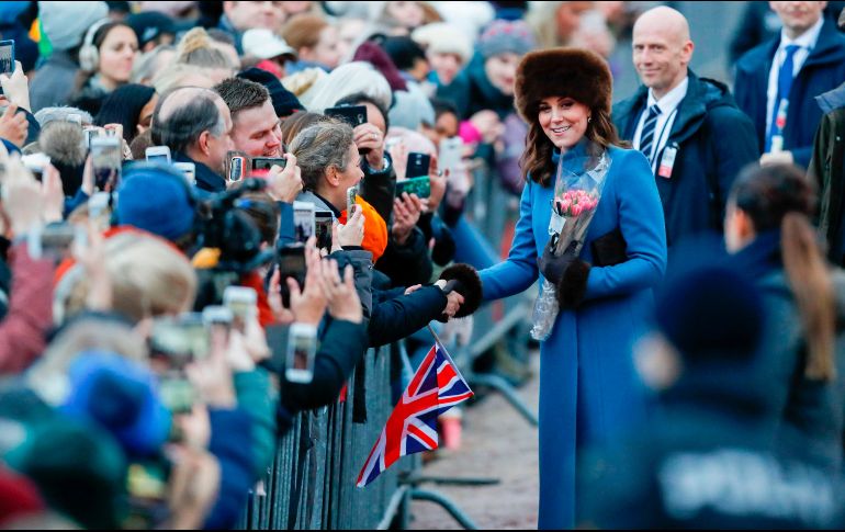 La duquesa de Cambridge, Catalina saluda a los congregados frente al Palacio Real de Oslo, Noruega, en el marco de su visita oficial al país nórdico. AFP/C. Poppe
