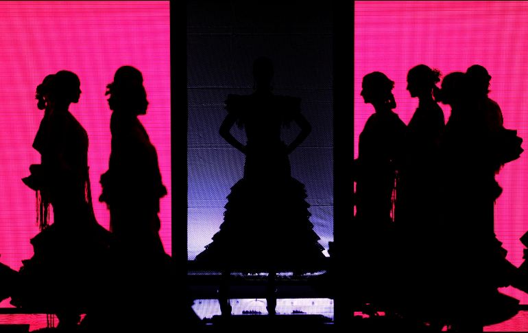 Modelos presentan diseños de Lina en la Semana Internacional de la moda flamenca en Sevilla, España. AFP/C. Quicler