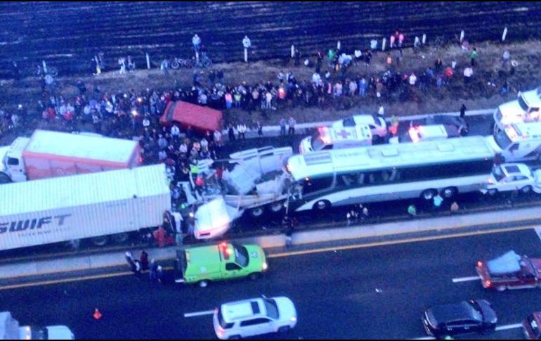 Aunque se desconoce el estado del resto de los lesionados, se sabe que la mayoría viajaba en un camión de la línea Temoayenses y otro más de Flecha Roja. TWITTER / @SUUMA_CDMX