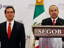 Alberto Elías Beltrán, encargado de despacho de la PGR, y el secretario de Gobernación, Alfonso Navarrete Prida. NOTIMEX/J. Lira
