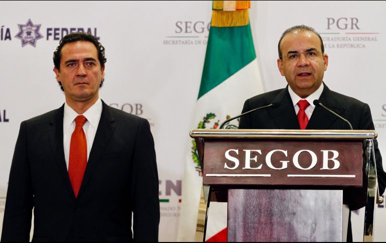 Alberto Elías Beltrán, encargado de despacho de la PGR, y el secretario de Gobernación, Alfonso Navarrete Prida. NOTIMEX/J. Lira