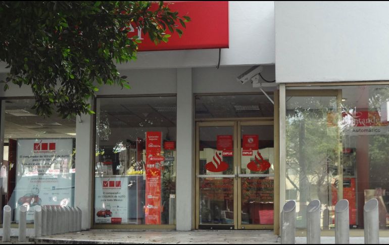 Debido a los cierres, los clientes tienen a su disposición los 365 días del año los servicios de Banca por Teléfono e Internet, así como una red de más de 50 mil cajeros automáticos. NTX / ARCHIVO