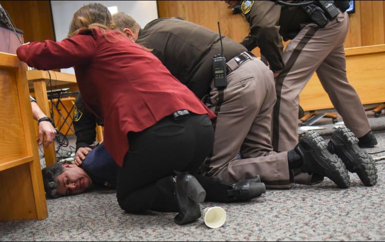 Las fuerzas de seguridad de la corte lograron reducir a Margraves, que a pesar de encontrarse ya en el suelo e inmovilizado, no cesó en sus pretensiones. AP / M. Dae Smith