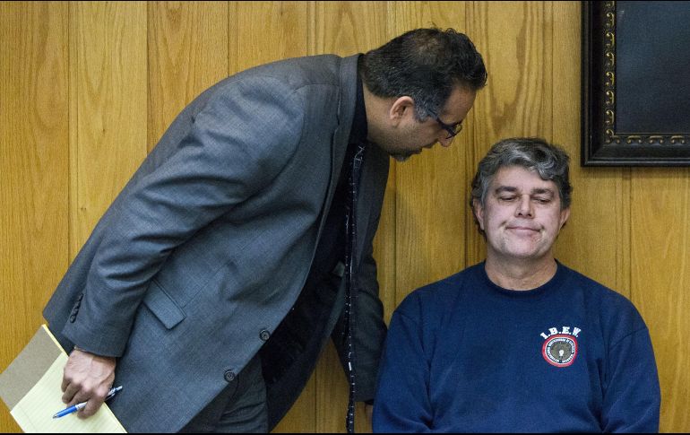 El hombre gritaba al tiempo que la policía le pedía que se calmase antes de proceder a esposarlo y, finalmente, a sacarlo de la sala. AP / C. Morse