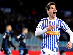 El defensa Artiz Elustondo celebra el cuarto gol de la Real Sociedad. EFE/J. Herrero