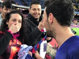 El regalo de Busquets (D) conmovió a Lucía (I). TWITTER/@FCBarcelona_es