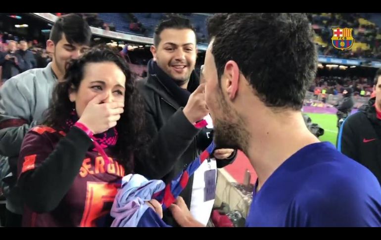 El regalo de Busquets (D) conmovió a Lucía (I). TWITTER/@FCBarcelona_es