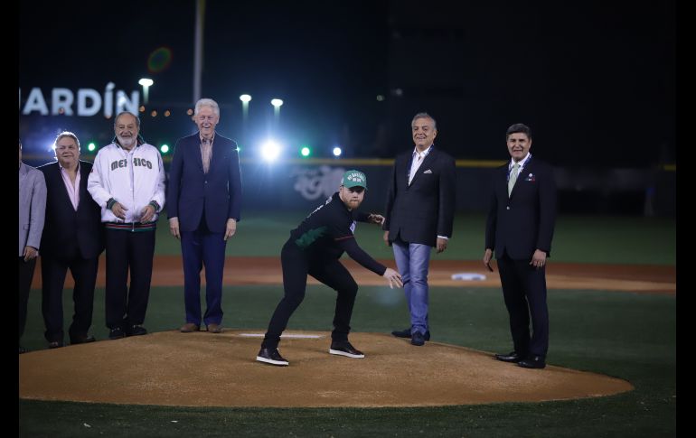 La primera bola fue lanzada por el boxeador mexicano Saúl 