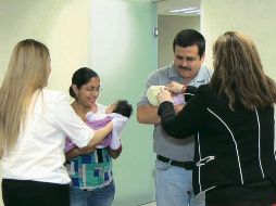 Familia de Acogida. Rocío Navarrete y Eduardo Martínez, de Mezquitic, brindan protección temporal a las dos bebés desde julio pasado. ESPECIAL