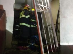 El edificio es evacuado por Bomberos para evitar posibles accidentes. ESPECIAL/ Bomberos de Guadalajara