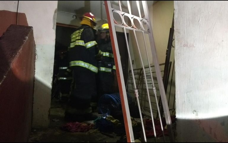 El edificio es evacuado por Bomberos para evitar posibles accidentes. ESPECIAL/ Bomberos de Guadalajara