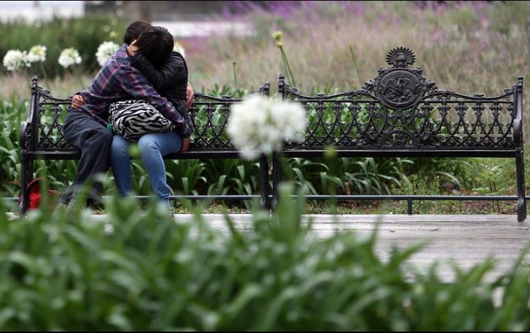 Estos jóvenes siguen viviendo con los padres y evitan instalarse en un domicilio con su pareja, asegura psicóloga del Centro Universitario de Ciencias de la Salud (CUCS). NTX / ARCHIVO