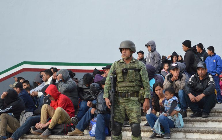 Los migrantes que viajaba en las cajas de un tráiler provenían de diferentes países. EFE/ J. Martínez