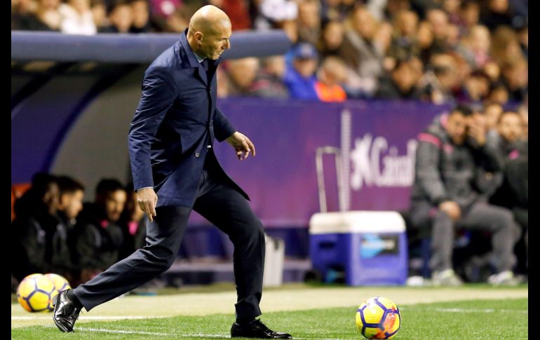 El técnico francés dice pensar sólo en el próximo partido y no en su continiudad en el banquillo madridista. EFE/K. Fosterling