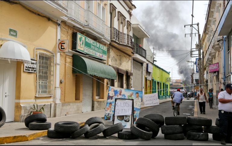 Ciudadanos de Ocotlán colocaron llantas para bloquear la circulación vehicular. ESPECIAL/Roberto Puga