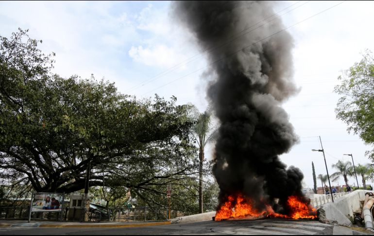 También hubo quema de llantas en algunos lugares. ESPECIAL/Roberto Puga