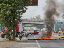 Este sábado, manifestantes civiles bloquearon las principales calles y la carretera Santa Rosa-La Barca. ESPECIAL / Roberto Puga