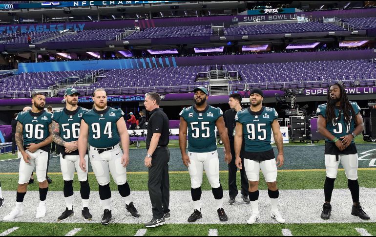 Preparados. El coordinador defensivo de Filadelfia, Jim Schwartz, habla con el equipo durante una de las prácticas previas al partido. AFP/H. Foslien