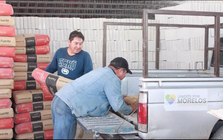 Los paquetes distribuidos incluyen materiales como bloques, mortero, cemento y pintura. TWITTER