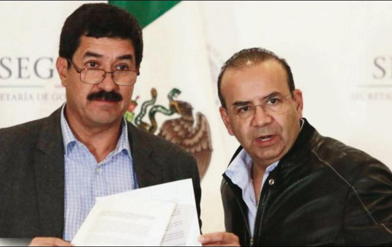 Firma. Javier Corral y Alfonso Navarrete, anoche en el anuncio del convenio entre el Gobierno de Chihuahua y la Federación. ESPECIAL