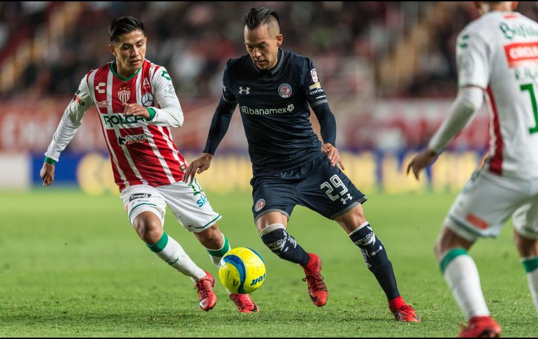 El encuentro cayó en un letargo en el que los dos equipos no atinaban a controlar la pelota. MEXSPORT/A. Juárez