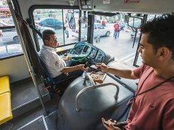 Inconformidad. Los estudiantes señalan su inconformidad porque los choferes no les aceptan los transvales. EL INFORMADOR/ARCHIVO
