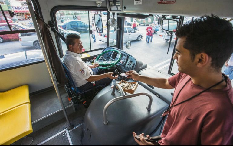 Inconformidad. Los estudiantes señalan su inconformidad porque los choferes no les aceptan los transvales. EL INFORMADOR/ARCHIVO