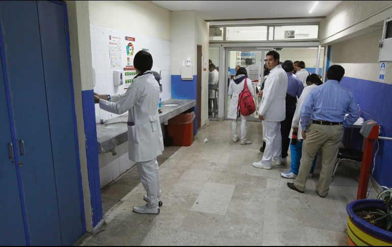 Egresados. De las 165 escuelas de medicina que hay en el país, se gradúan alrededor de 16 mil 500 personas cada año. EL INFORMADOR/A. Camacho