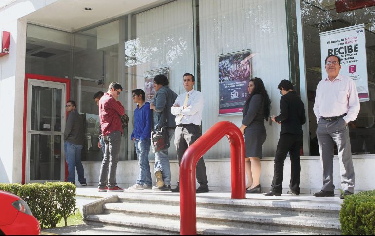 El comisario jefe de la Policía tapatía recomienda a los usuarios estar pendientes de lo que pasa a su alrededor cuando acuden a un cajero automático. EL INFORMADOR/ARCHIVO