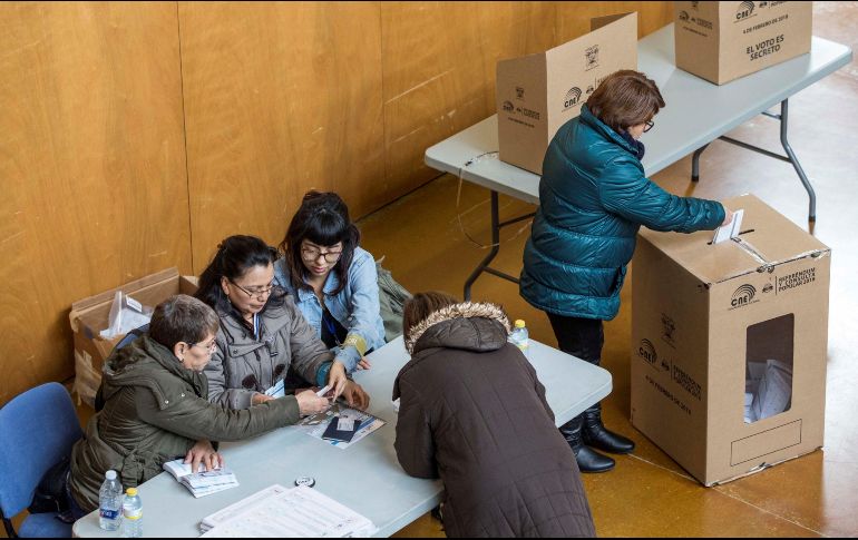 Una mujer ecuatoriana ejerce su derecho al voto, durante las votaciones en la consulta popular. EFE/M. Guillén