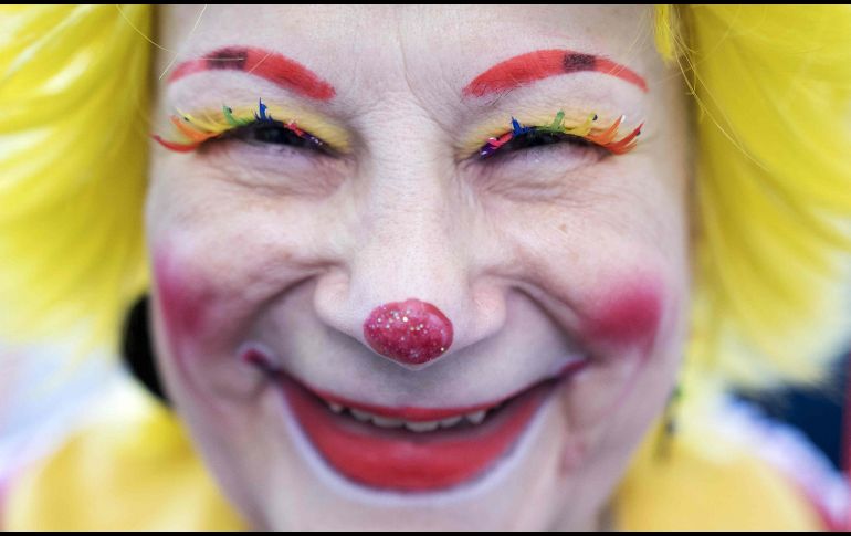 Una payasa posa para una foto previo a una ceremonia en el templo de Todos los Santos en Londres, Inglaterra, en honor a Joseph Grimaldi, considerado el padre de los payasos modernos. AFP/J. Tallis