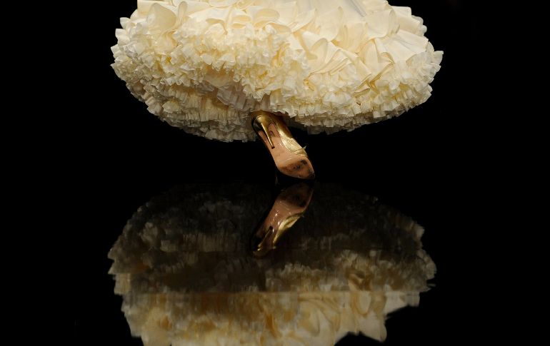 Una modelo muestra una creación de Ernesto Sillero en la semana internacional de moda de flamenco. AFP/C. Quicler