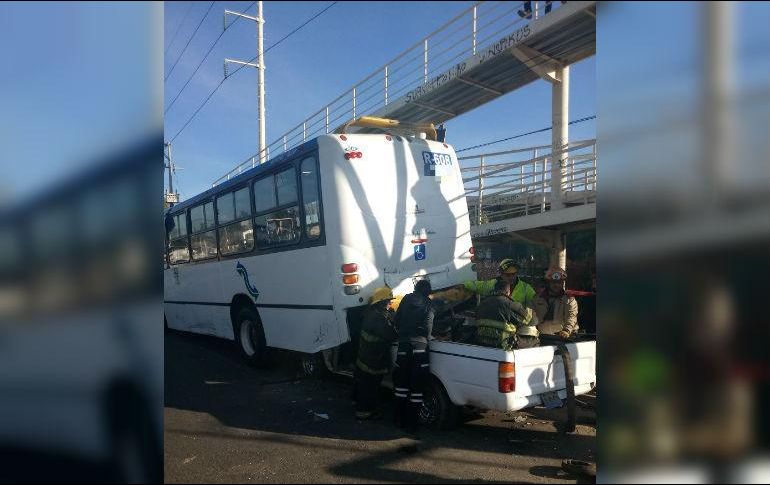 El conductor de la camioneta ya había fallecido cuando los elementos de rescate llegaron al lugar. ESPECIAL