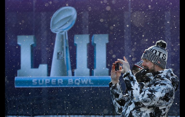 Un aficionado se dirige al US Bank Stadium para el Super Bowl LII que disputan los Patriots de Nueva Inglaterra y los Eagles de Filadelfia en Minneapolis, Minnesota.