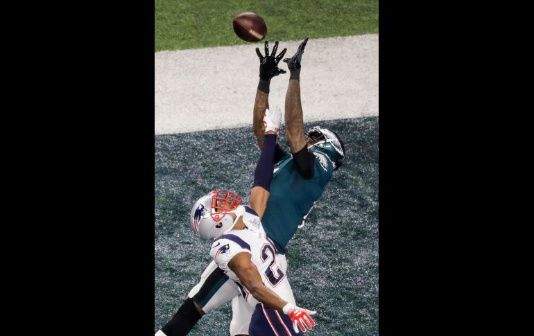 Alshon Jeffery atrapa un balón para touchdown.