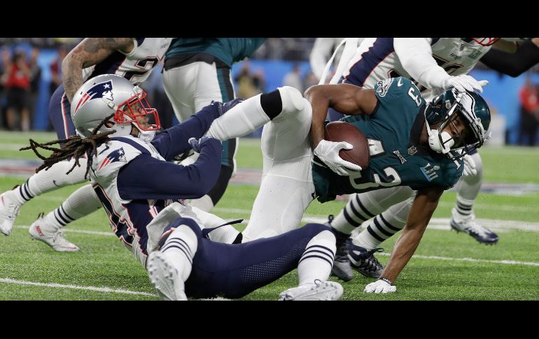 A Nelson Agholor, de Eagles, le impiden atrapar un pase.