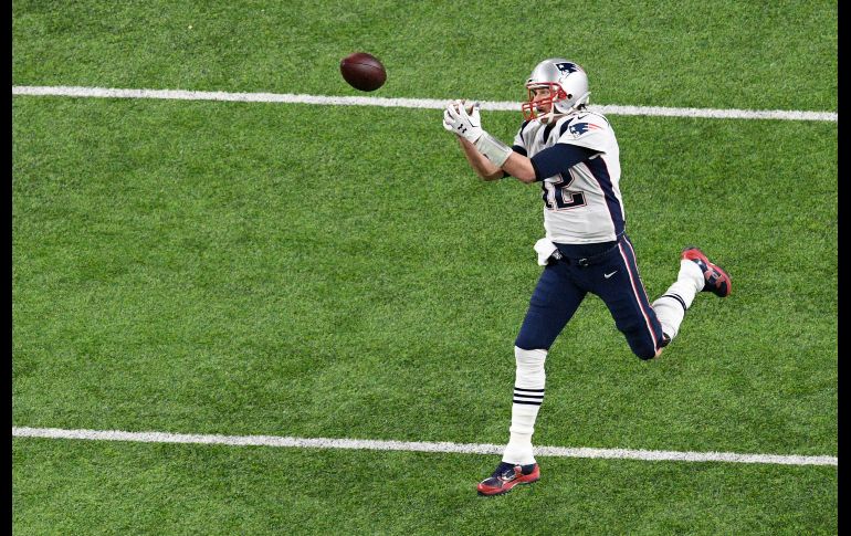 Tom Brady falla al intentar atrapar un pase.