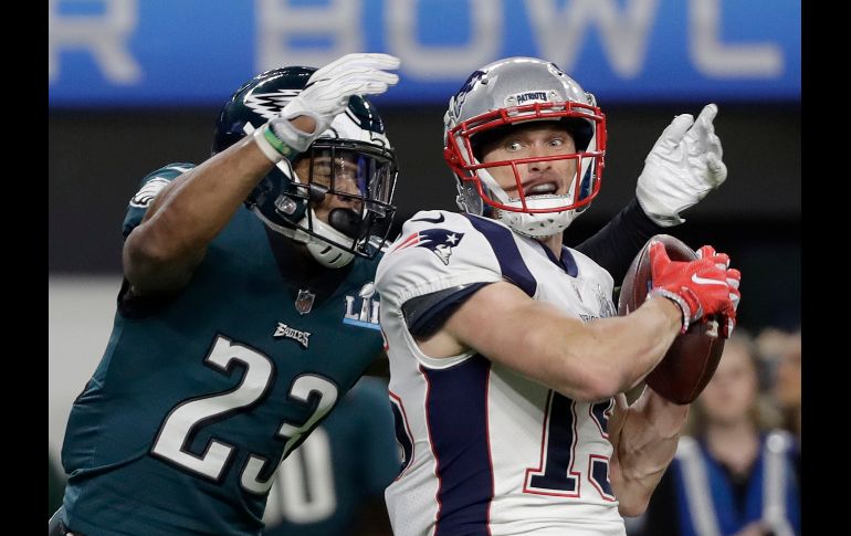 Chris Hogan (d) atrapa un pase de touchdown.