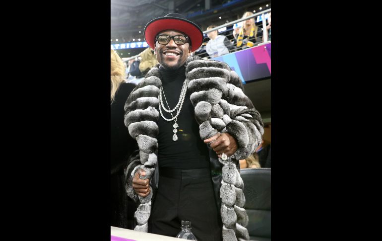 El boxeador Floyd Mayweather Jr. asiste al juego. AFP/P. Smith